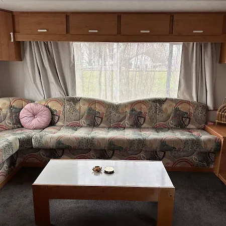 مكان تخييم Retro Stacaravans *