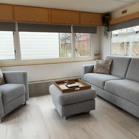 אתר קמפינג Retro Stacaravans Warmond